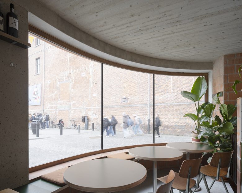 Кафе с изогнутым панорамным остеклением Peper Multifunctional Building