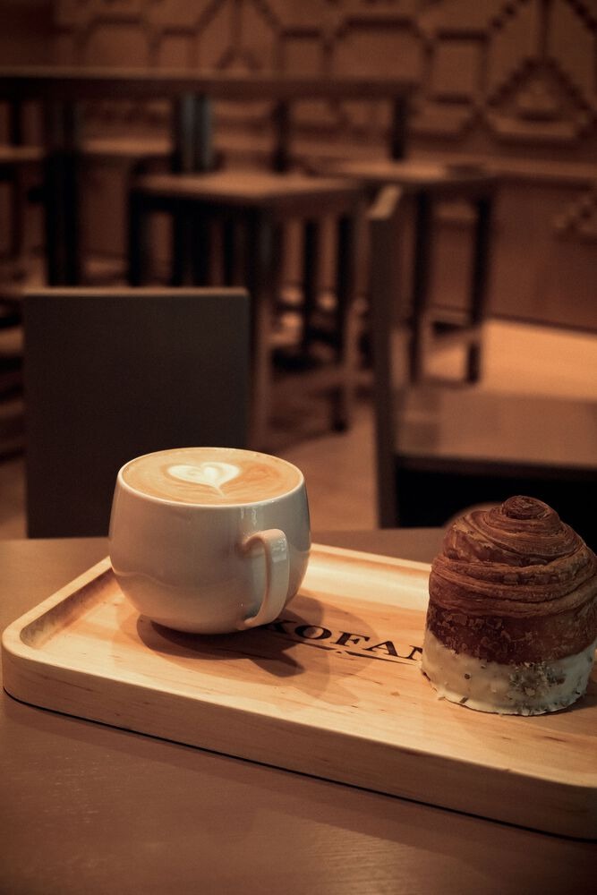 Кофе и десерт на подносе Kofan Coffee Shop