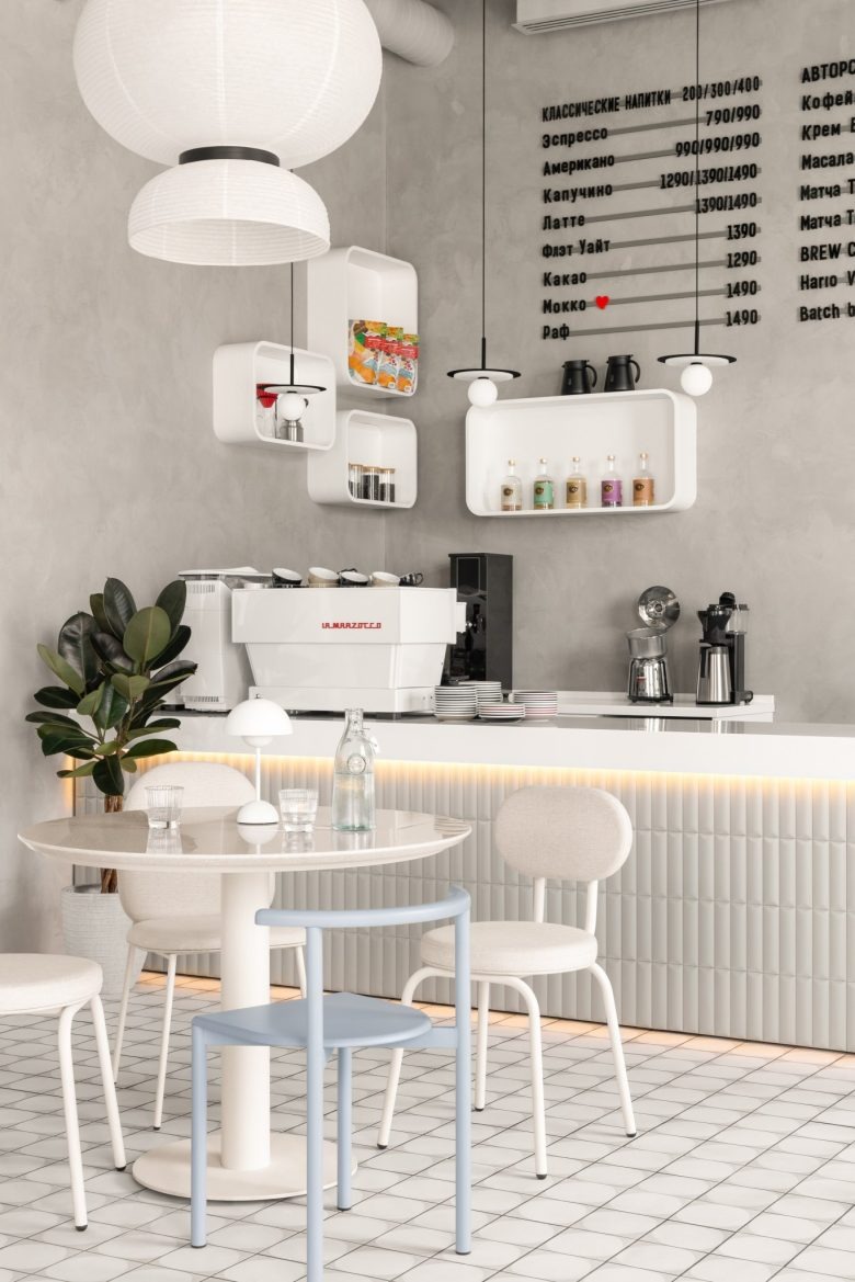 Кофейный зал с витриной Light and airy coffee house in the Astana