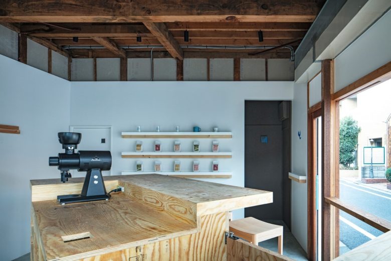 Кофемолка и полки с упаковками LIGHT UP COFFEE