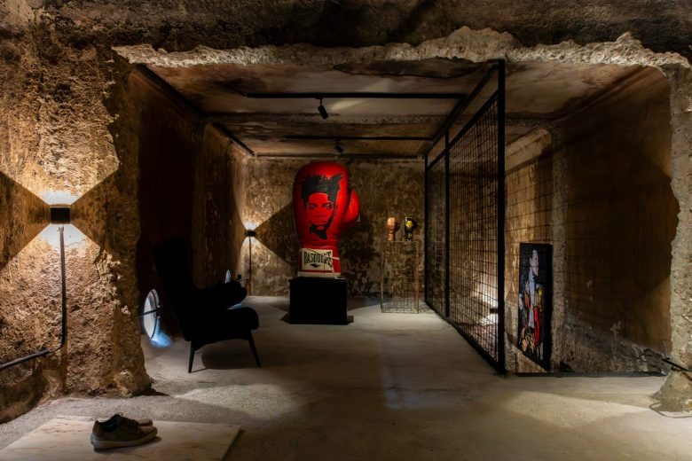 Комната с красной скульптурой Vibra Caffé + Concept Store