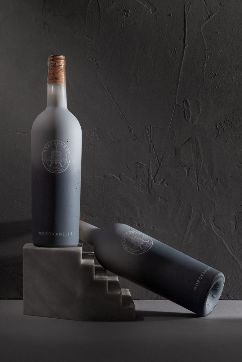 Композиция из бутылок вина в минималистичном интерьере Morokanella Fermented in Concrete Egg