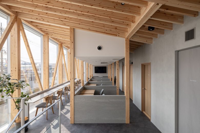 Коридор кафе с деревянными колоннами café