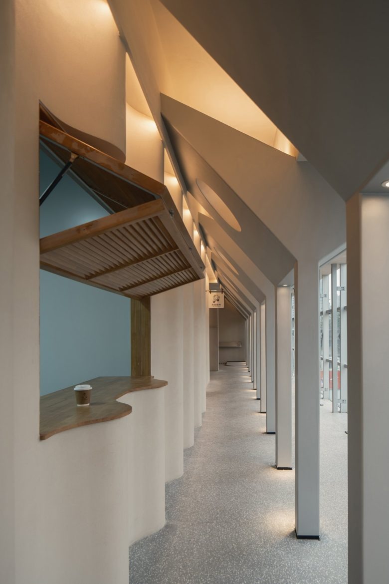 Коридор с арочными окнами и нишами Tiana Factory