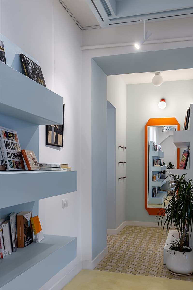 Коридор с книжными полками