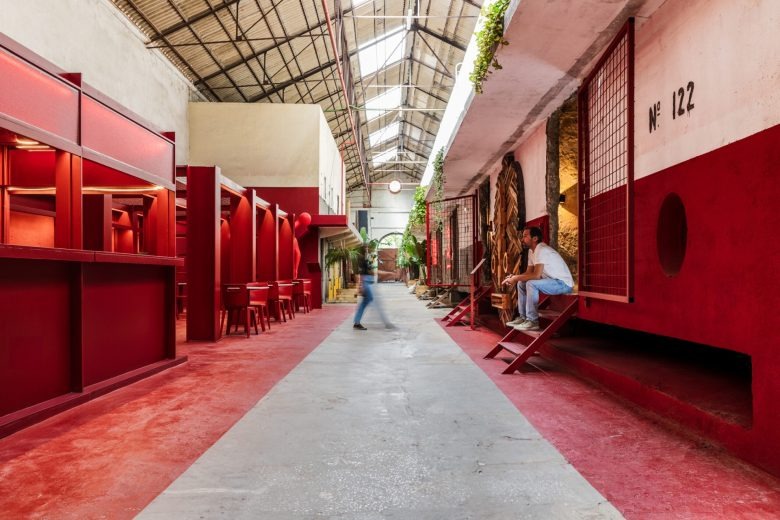 Красное пространство с проходом Vibra Caffé + Concept Store