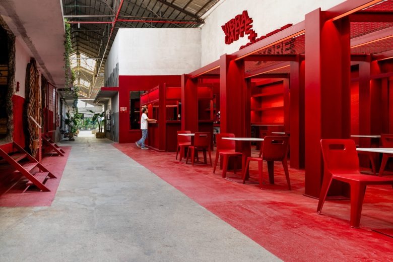 Красные столы и бар Vibra Caffé + Concept Store