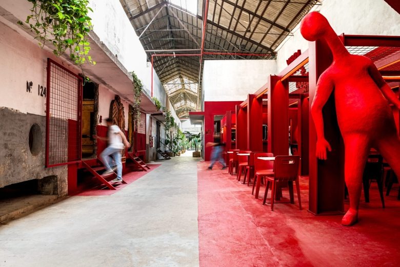 Красный зал со скульптурой Vibra Caffé + Concept Store