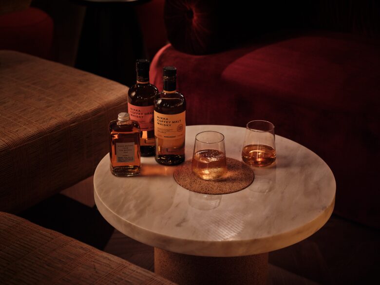 Круглый столик и мягкий угловой диван The Kissaten barКруглый столик и мягкий угловой диван The Kissaten bar