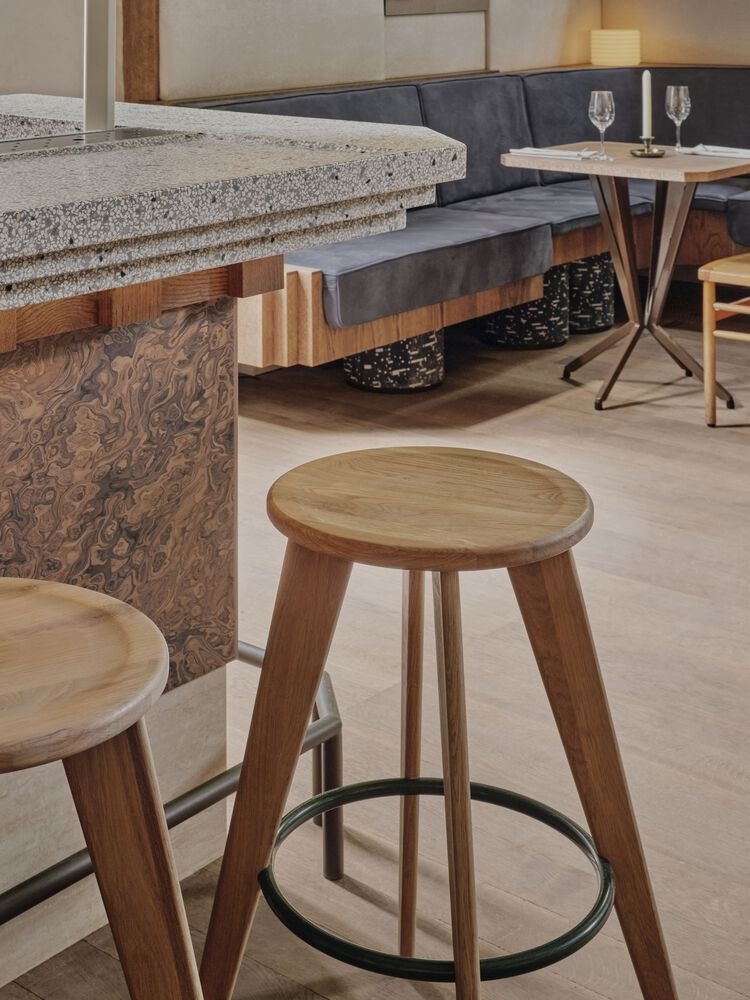 Крупный план барных стульев и столешницы Hotel Rumour1