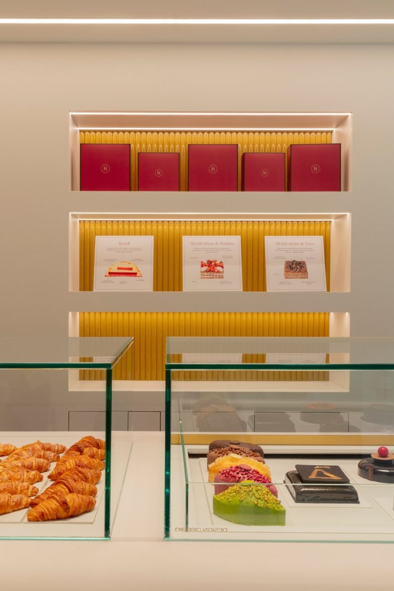 Крупный план витрины с десертами и полками La Pastisseria Barcelona