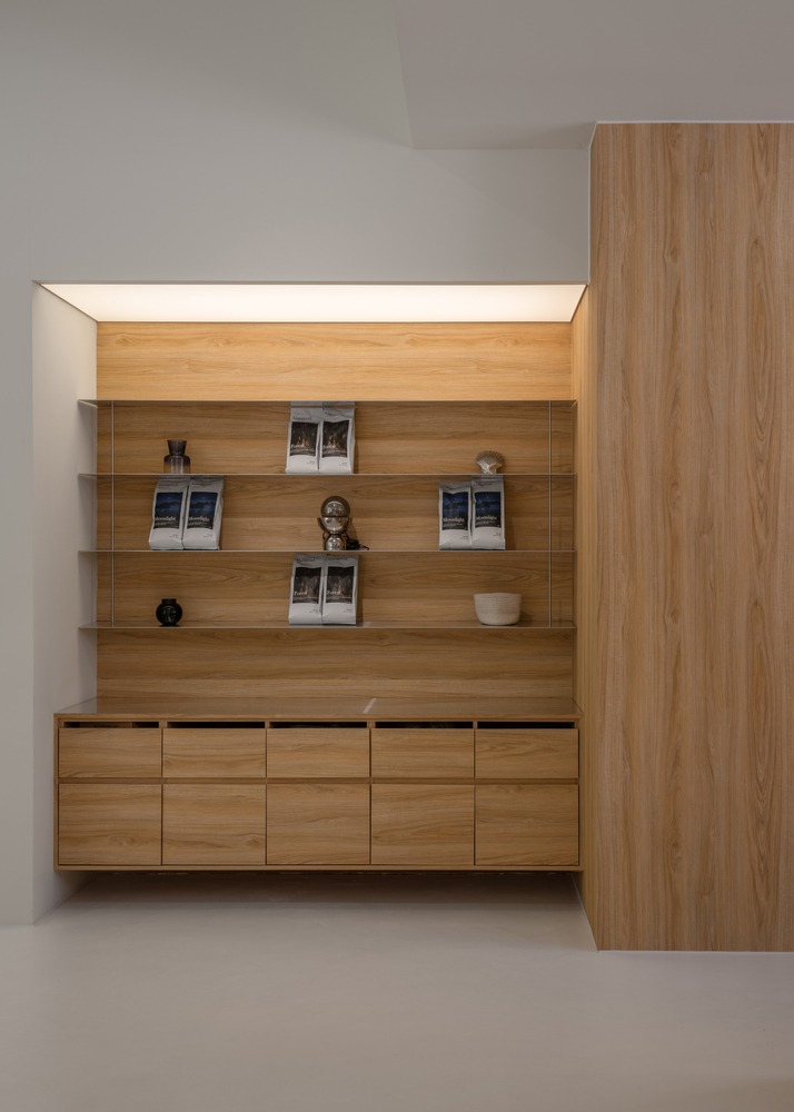 Крупный план витрины со стеллажом Prompt Café