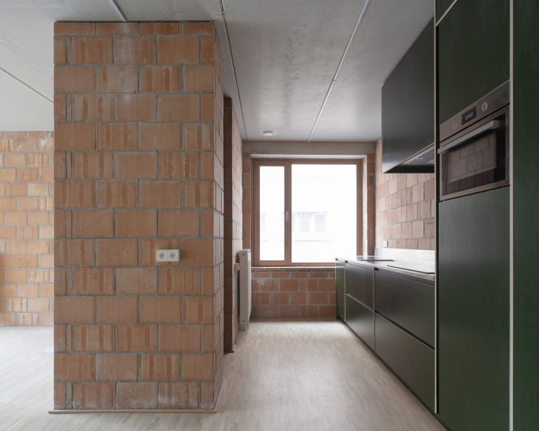 Кухня в кирпичном интерьере с окном Peper Multifunctional Building