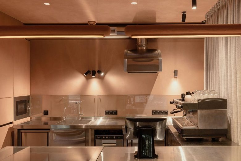 Кухонная зона с кофемашиной и оборудованием Kofan Coffee Shop