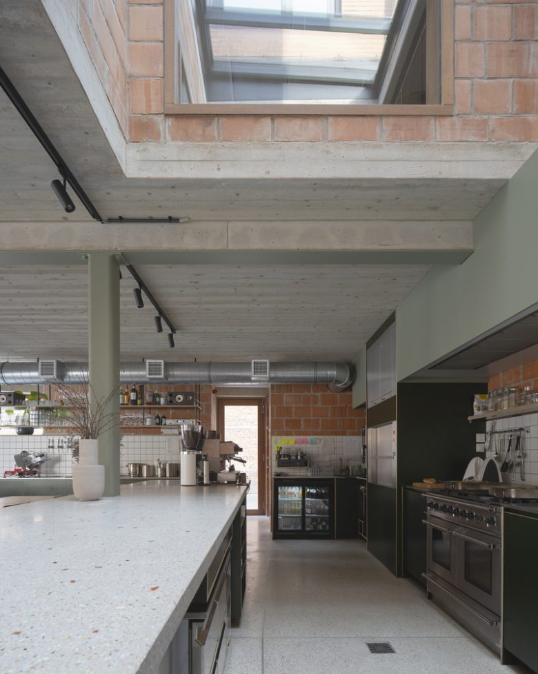 Кухонная зона с островом и профессиональным оборудованием Peper Multifunctional Building