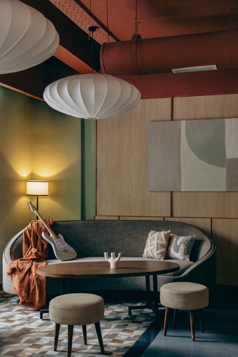 Лаунж-зона с диваном и гитарой Sidewalk Bakehouse and Cafe