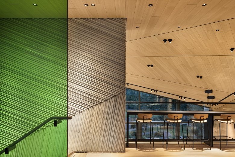 Лестница и балкон с видом на интерьер FOGO E ÁGUA at ALEA RESORT