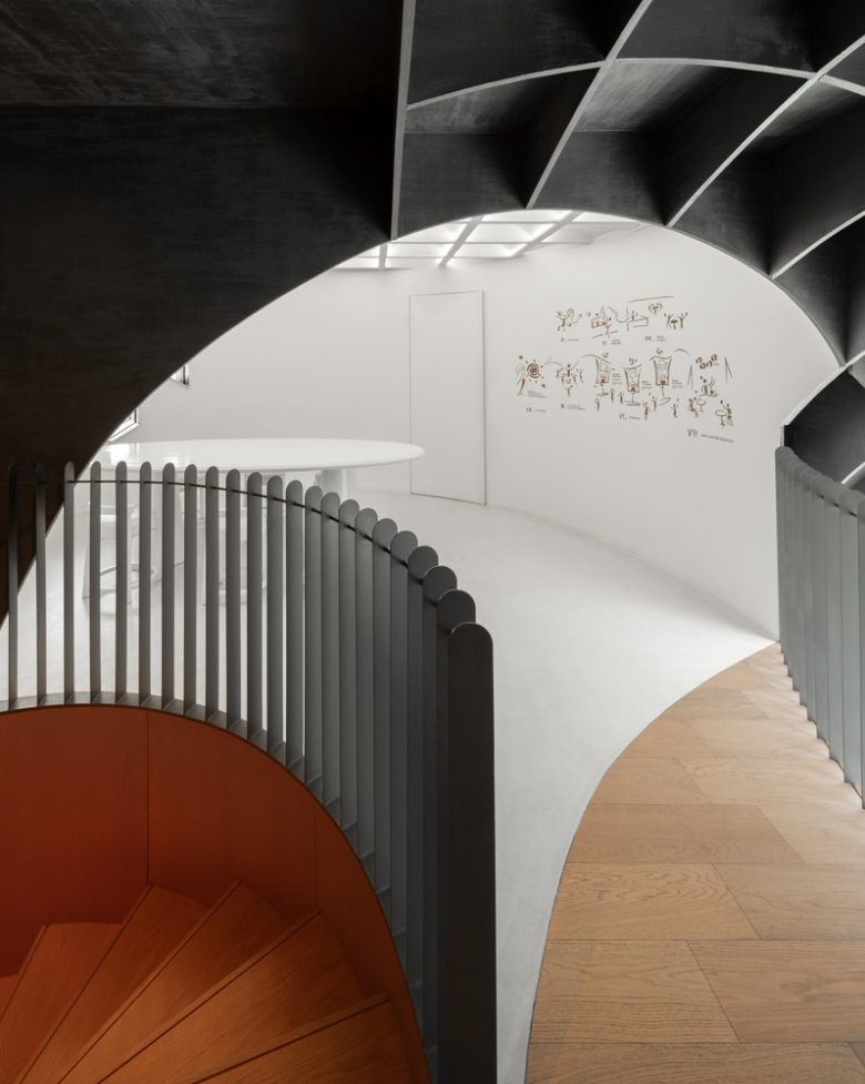 Лестница и балюстрада в кофейне Nana Coffee Roasters