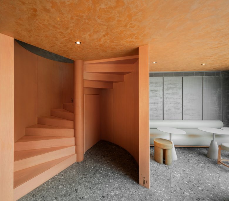 Лестница и лаунж зона Nana Coffee Roasters