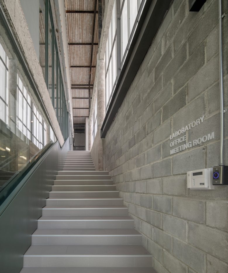 Лестница на второй этаж Factory Coffee HQ