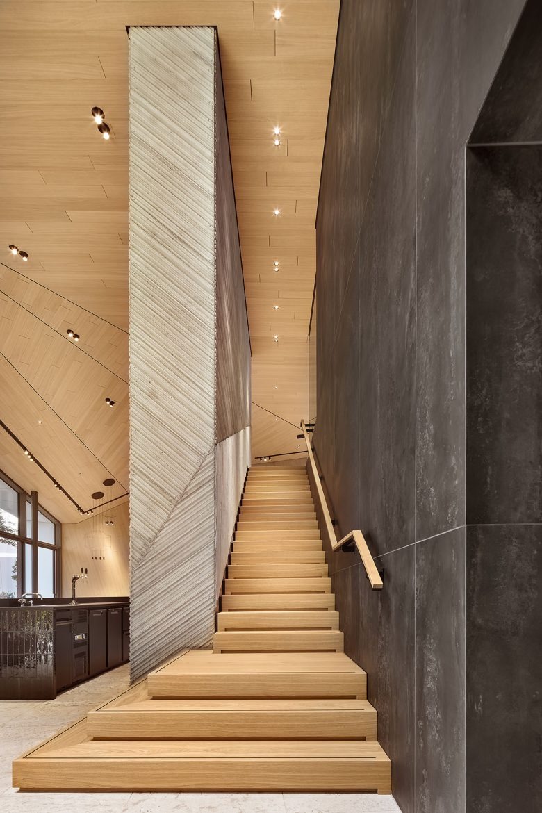 Лестница с деревянными ступенями и фактурной стеной FOGO E ÁGUA at ALEA RESORT