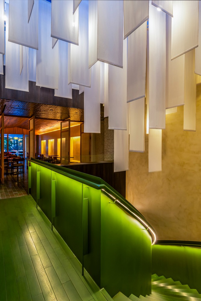 Лестница с зелёной подсветкой и подвесными панелями MORICO Café