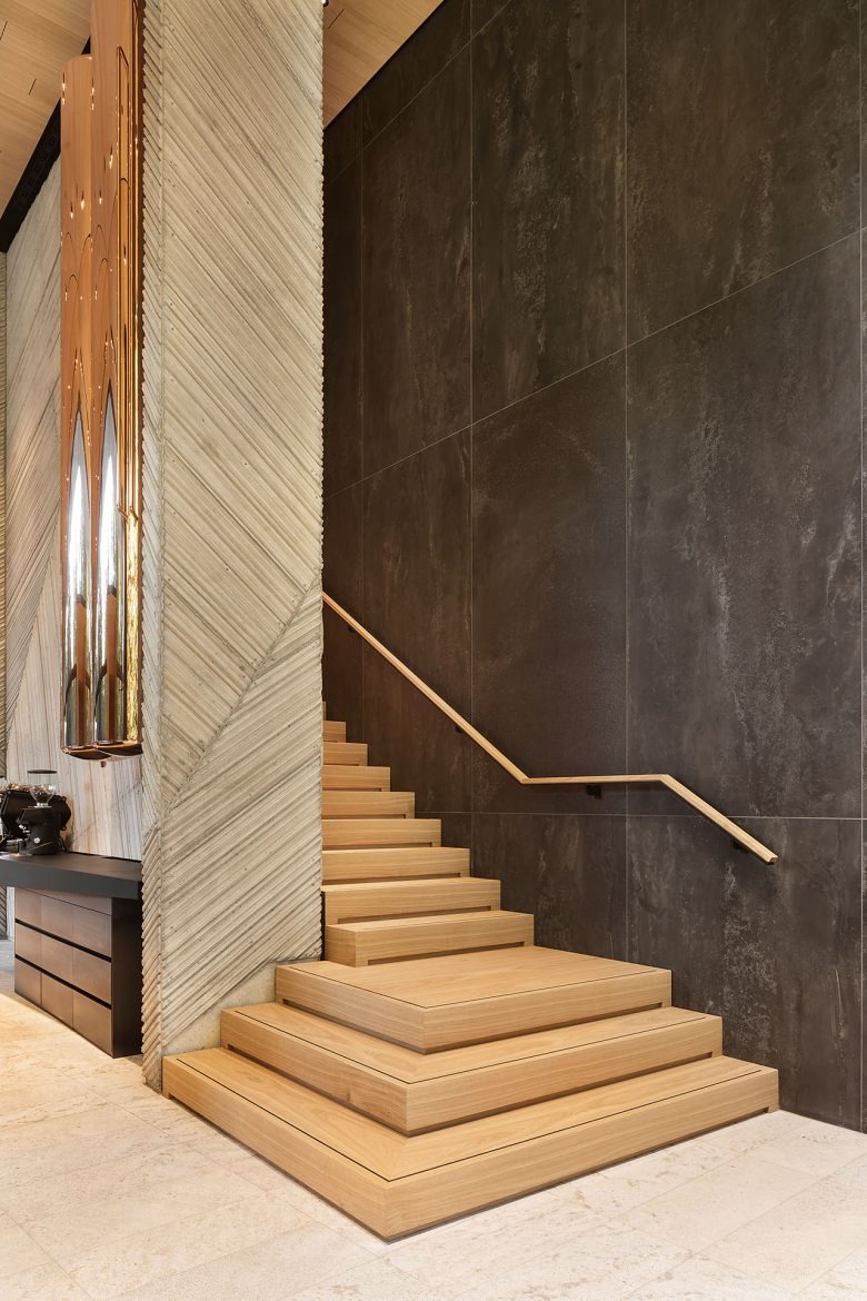 Лестница у темной акцентной стены FOGO E ÁGUA at ALEA RESORT