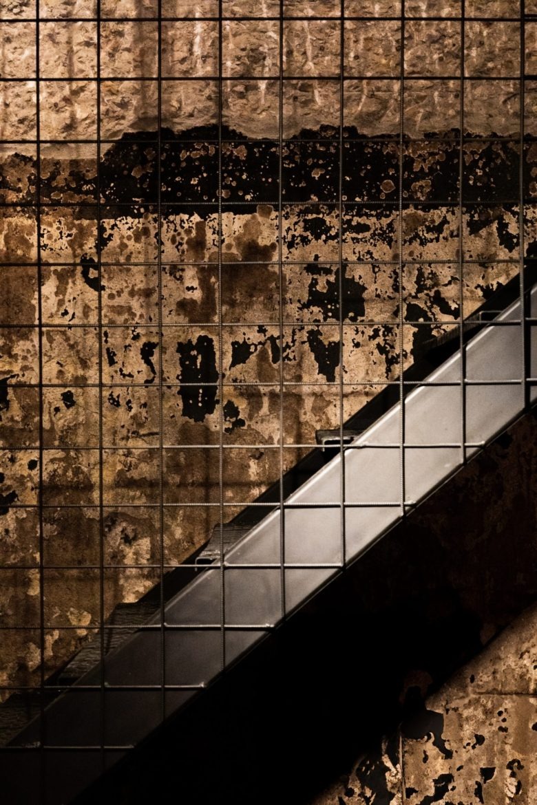 Лестница за металлической сеткой Vibra Caffé + Concept Store