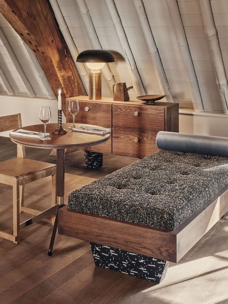 Лежак и столик с декором в интерьере Hotel Rumour