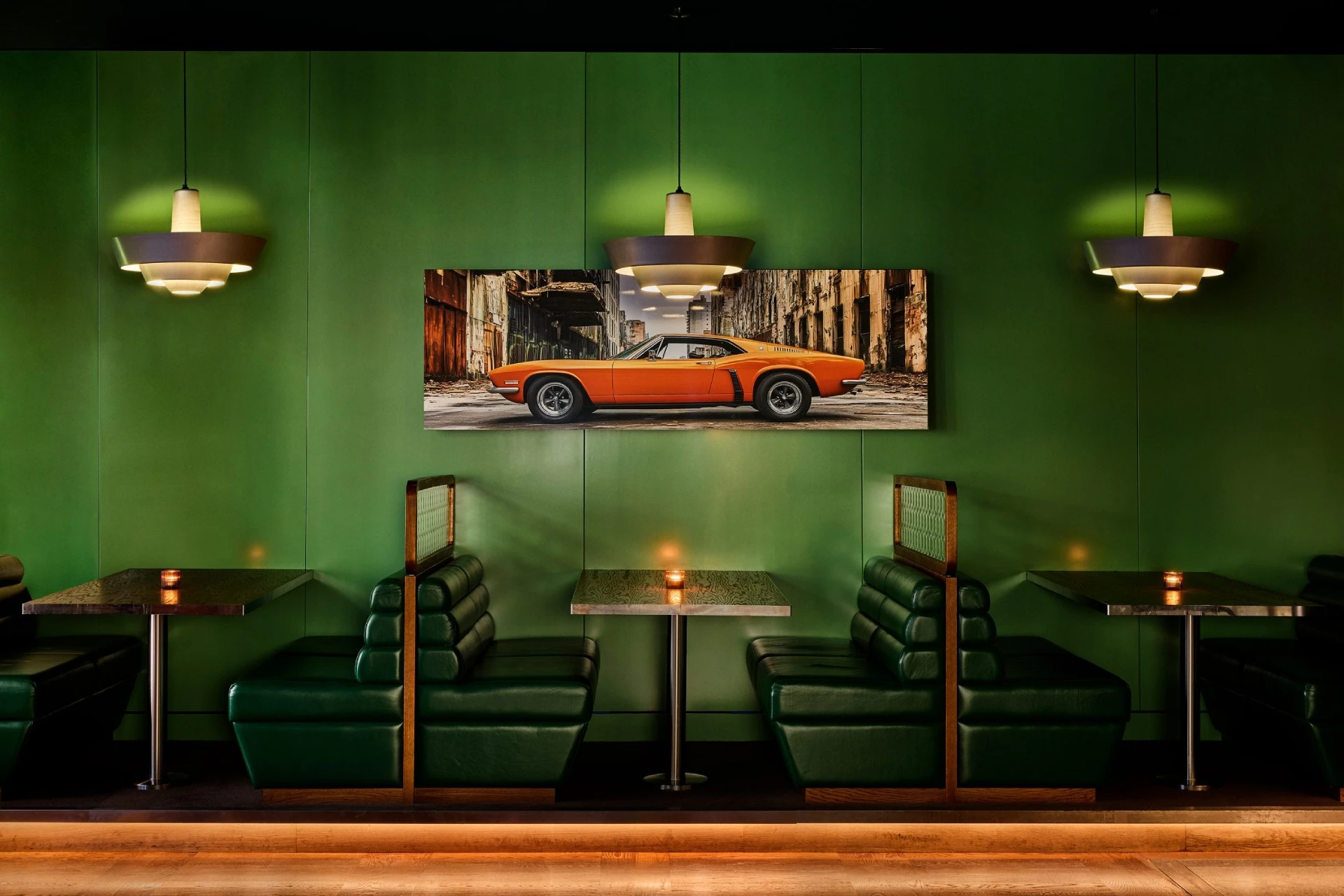 MOTORINO зеленые диваны и картина