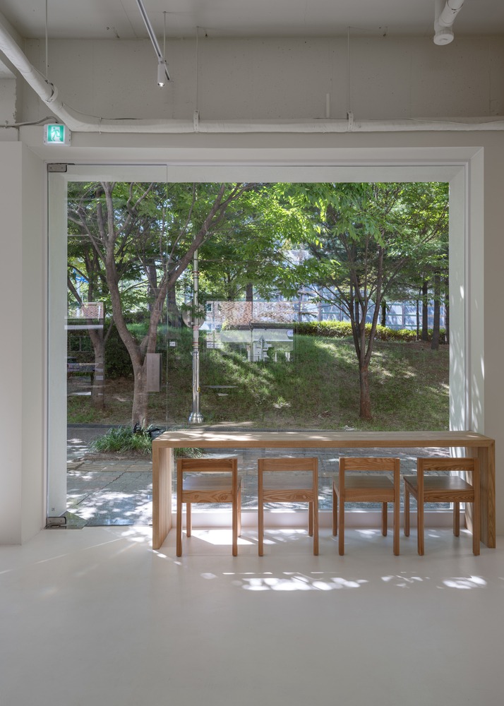 Места у окна с видом на деревья Prompt Café