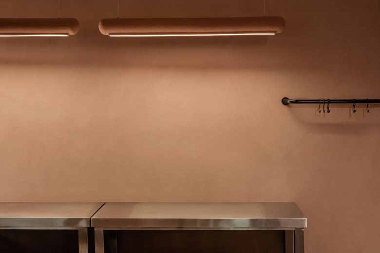 Столы у стены Kofan Coffee Shop