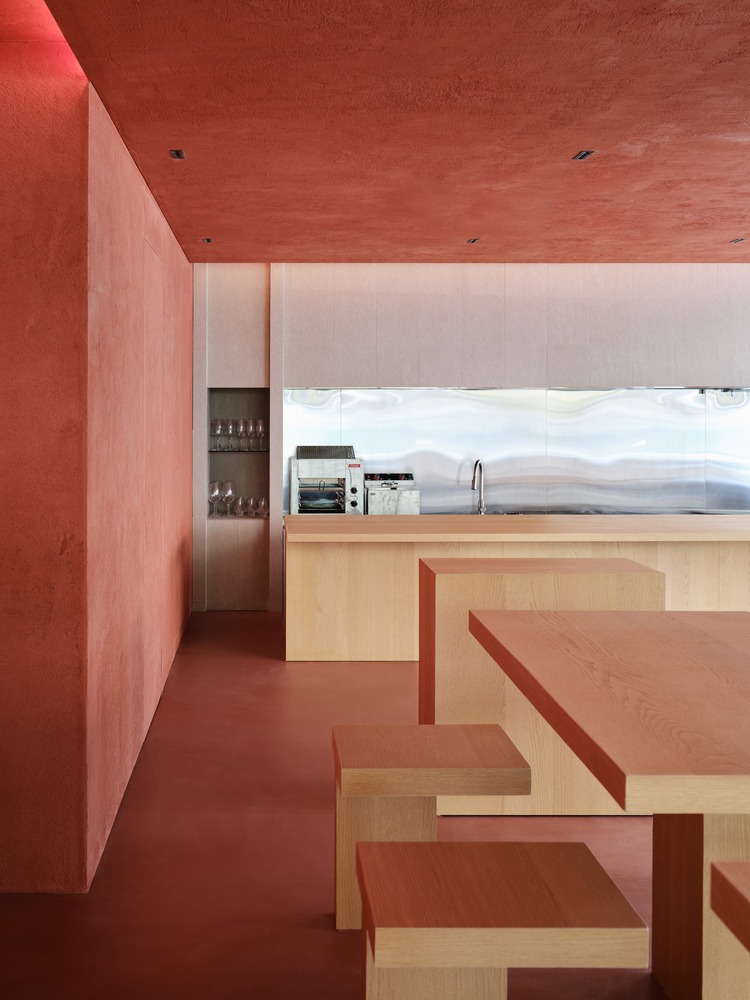 Минималистичная кухня и столы в ресторане Sijul Restaurant