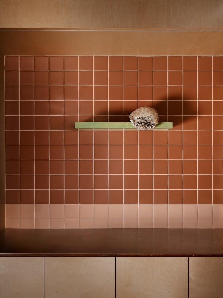 Минималистичная стена с полкой Peckish Bakery