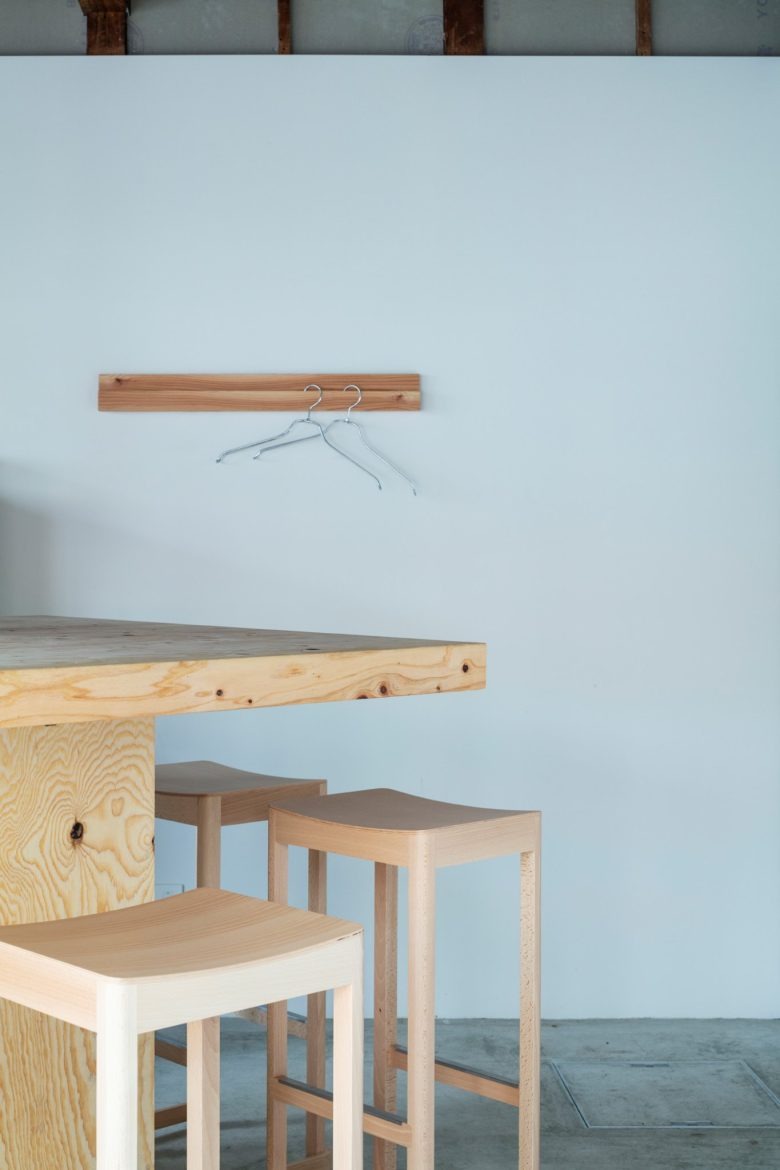 Минималистичная вешалка и табуреты LIGHT UP COFFEE