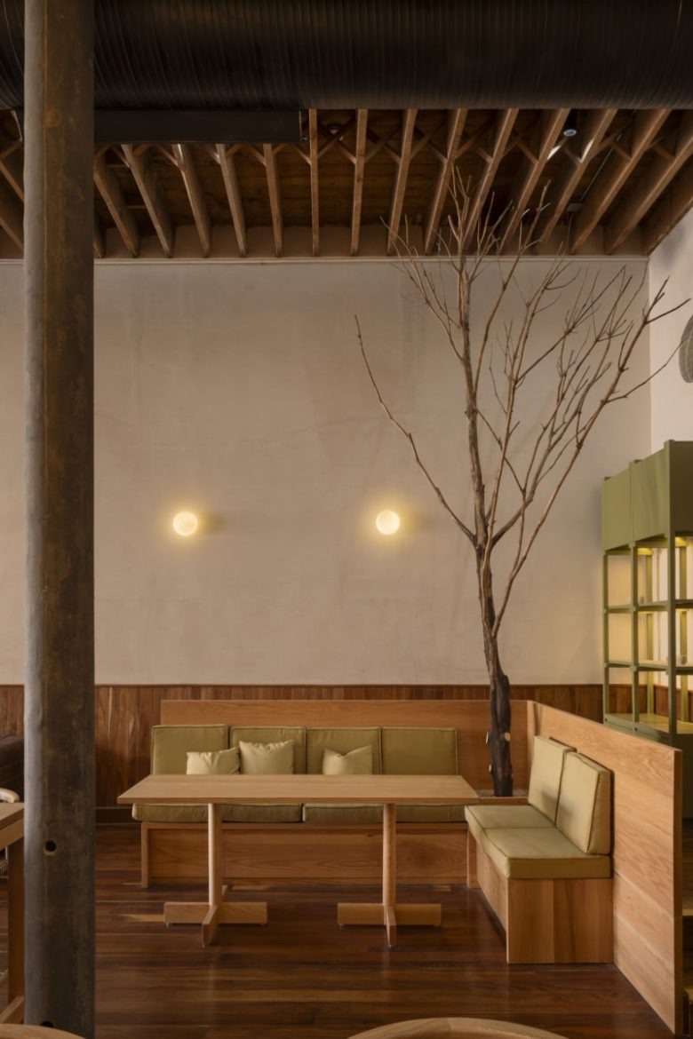 Стол с диванчиками в углу зала Espacio Cafetero