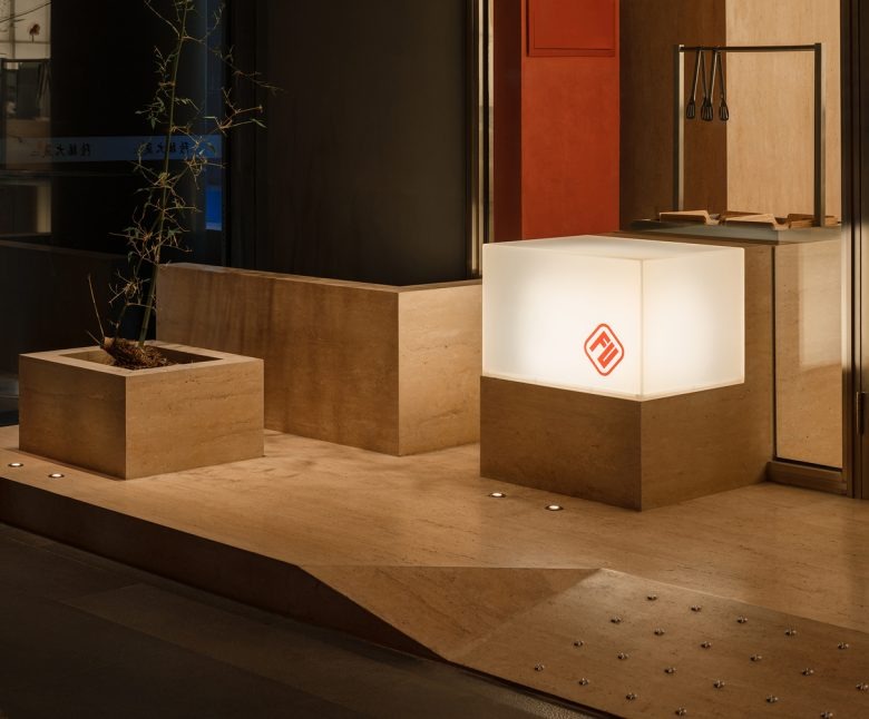 Минималистичный вход с кубической световой вывеской Lucky Cookies Bakery