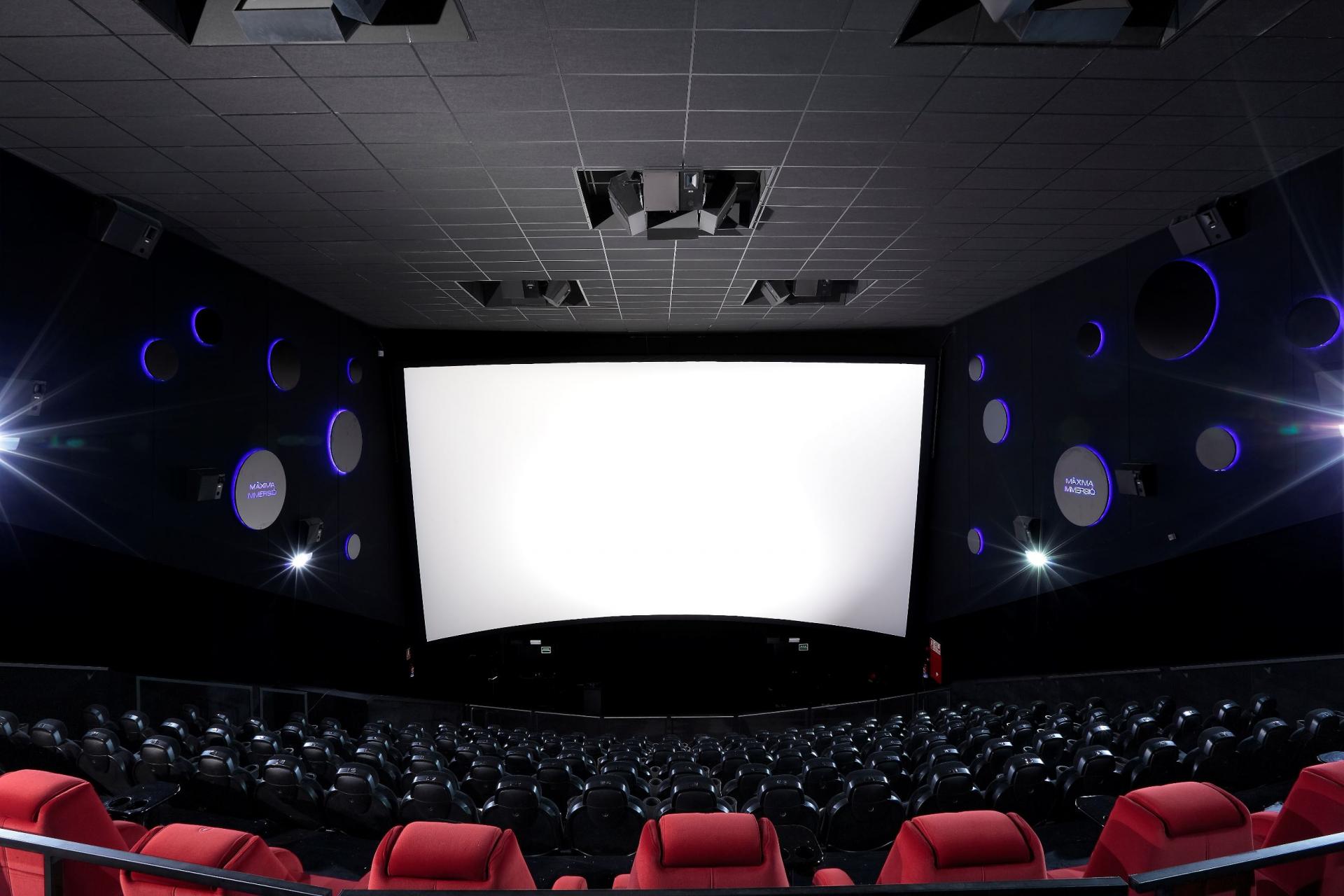 Большой зал для просмотра в кинотеатре