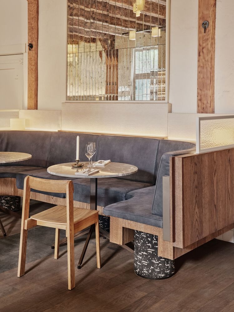 Мягкая угловая посадка с круглыми столами Hotel Rumour1