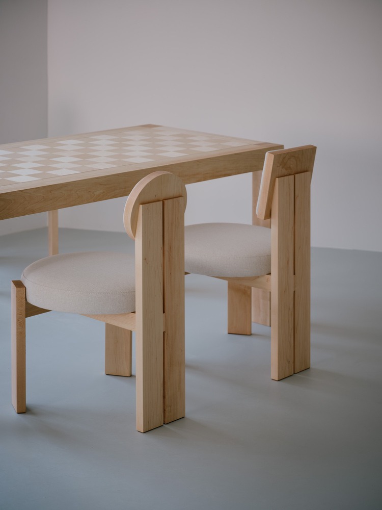 Мягкие фигурные стулья у стола OZBE Café