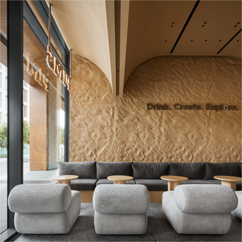 Мягкие пуфики-кресла и небольшие столики PIMS café