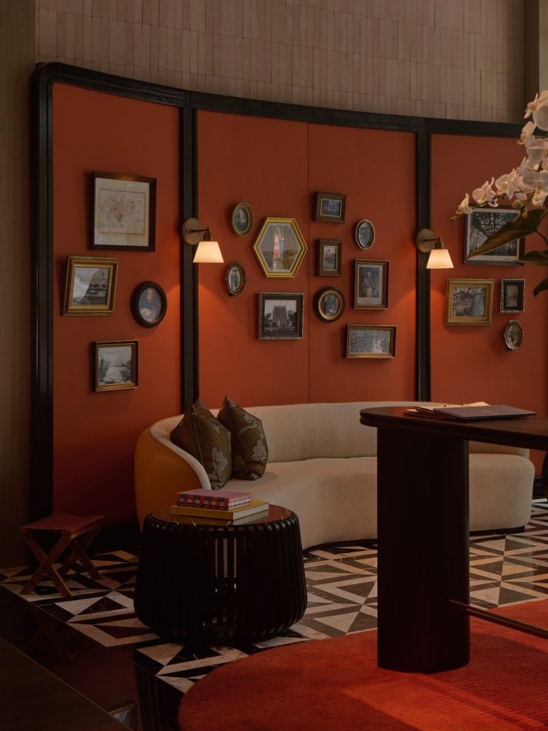 Мягкий диван и фигурный столик Jiak Kim HouseМягкий диван и фигурный столик Jiak Kim House