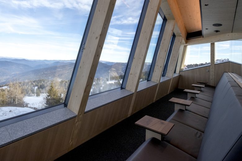 Мягкий диван с мини столиками у окна The Eagle Mountain Top Restaurant