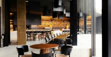 Небольшие столики у окна Lubna restaurant