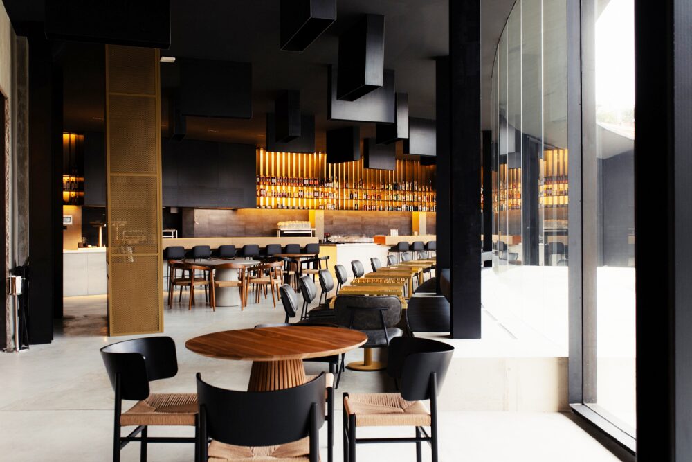 Небольшие столики у окна Lubna restaurant