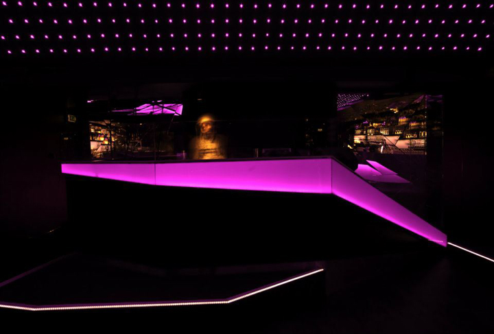 Фиолетовый неон в ночном клубе