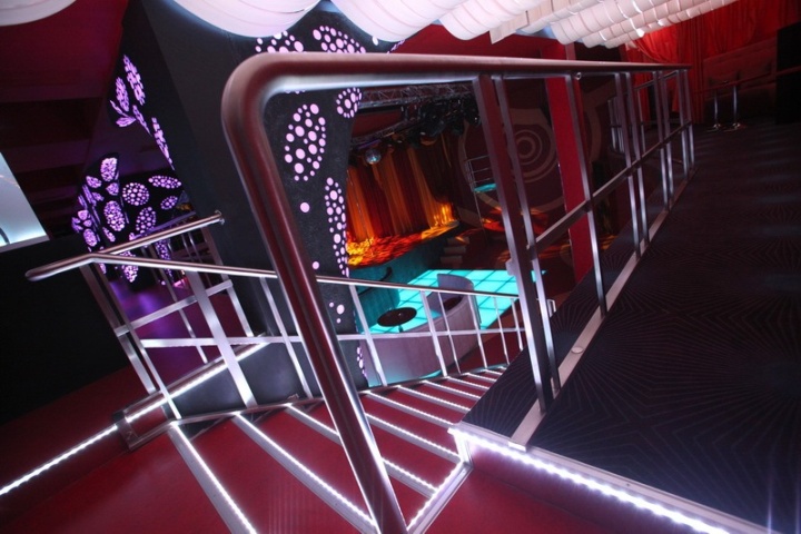 Лестница в ночном клубе