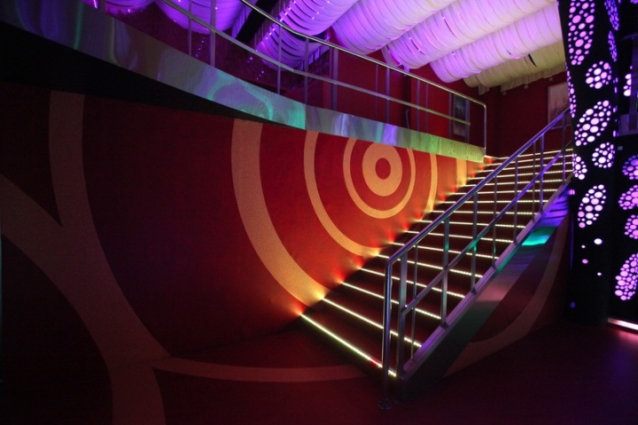 Подсветка лестницы в ночном клубе