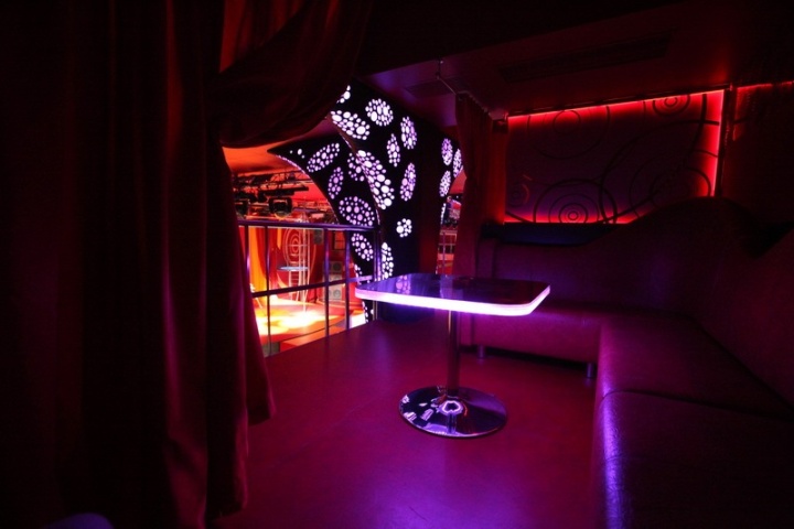 Столик с подсветкой в ночном клубе