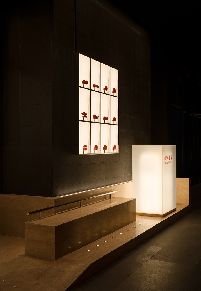 Ночная фасадная композиция с витриной Lucky Cookies Bakery